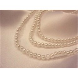 plastové voskovky, velikost 4mm, bílé, 1 šň. navlečené na niti bal. 435 kusů (1 šňůrka)